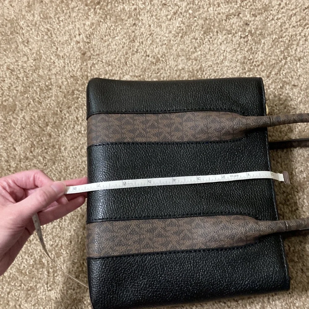 Michael Michael Kors Austin Medium Pebbled Leather Messenger Bag USED